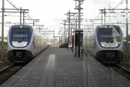 SLT 2439 komt aan op station Zaandam