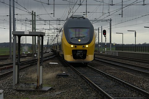 Trein 3053 raast door station Uitgeest