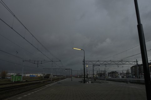 Erg donkere lucht op station Zaandam