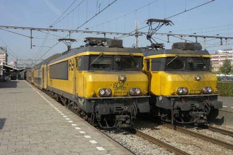 Trein naar Amsterdam Centraal, en tegentrein naar Enkhuizen