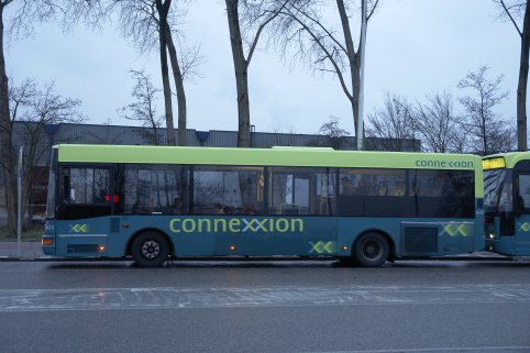 Bus 6415 en 8387 op halte Sluispolderweg