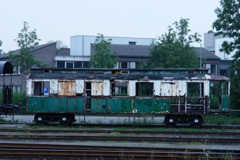 Oud treinstel op terrein van SHM
