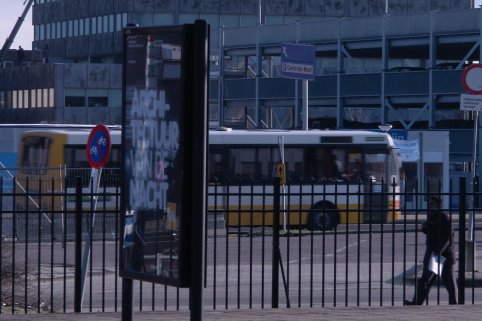 Aparte bus wringt zich door het Zaanse verkeer