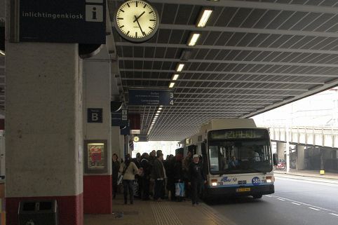 De bus naar Zuilen is druk...