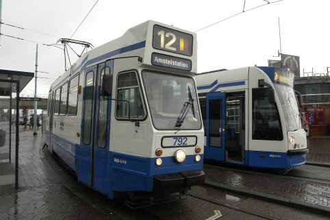 Twee generaties tram-materieel naast elkaar