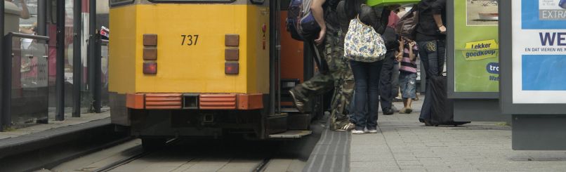 Uitstappende passagiers op Rotterdam CS