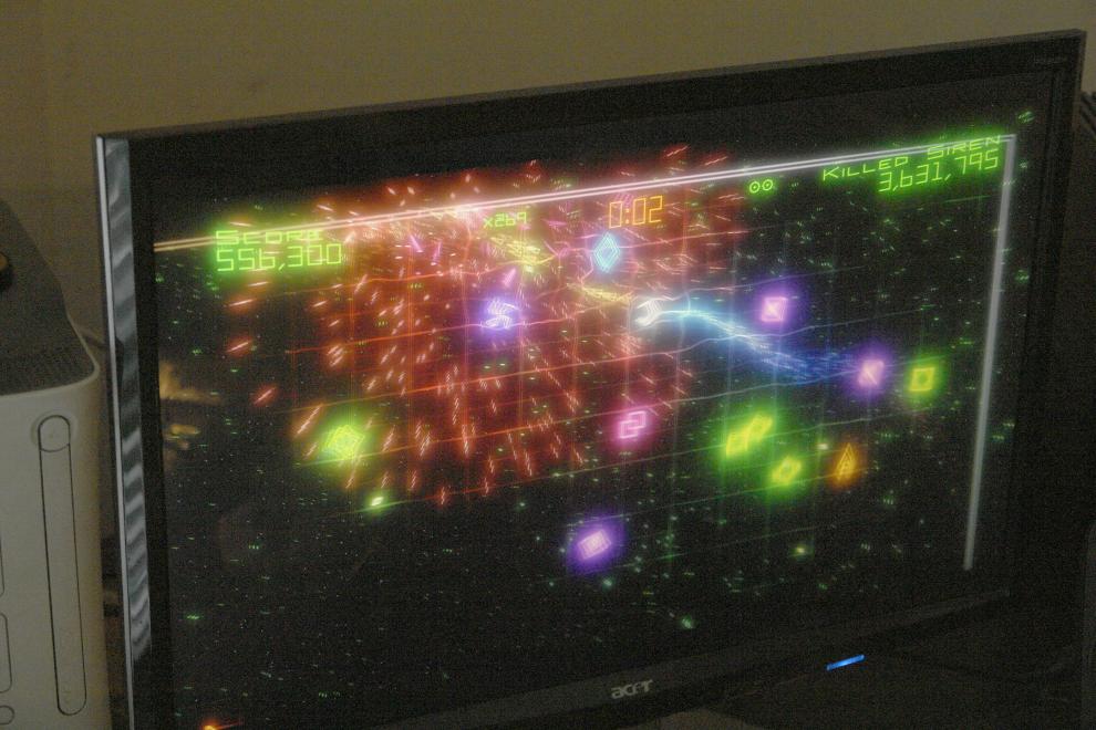 Acer P223W monitor weer in werkende toestand na vervangen elco's in voeding, met een spelletje Geometry Wars