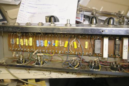 De eerste restauratie-werkzaamheden aan de Ampeg R12A achter de rug. Bijna alle weerstanden en condensatoren vervangen