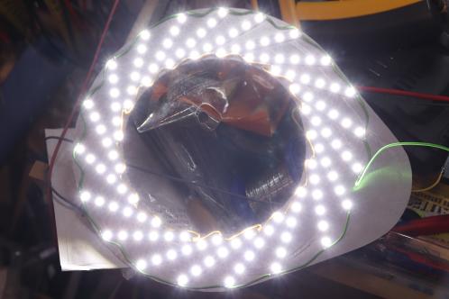 De LEDstrips op de aluminiumplaat gemonteerd, bedraad en verlicht