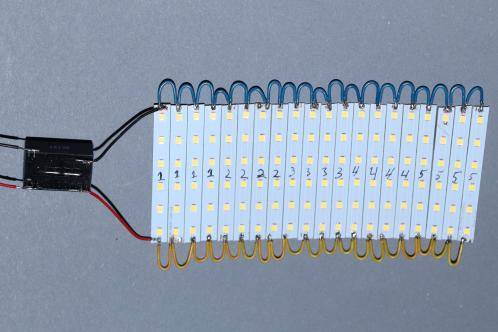 20 stukjes LEDstrip parallel geschakeld, bedraad aan een Mean Well LDD-500H