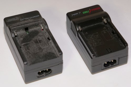 Twee goedkope 'travel chargers', laders voor de namaak NP-F accu's