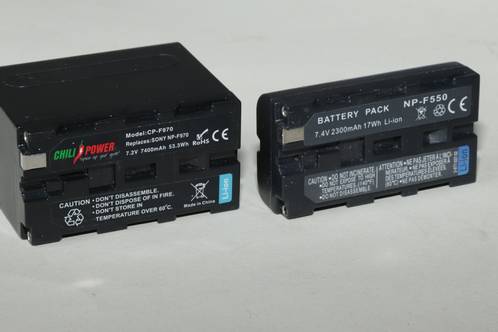Een Chilipower NP-F970 (links) en Falcon Eyes NP-F550 namaakbatterij (rechts)