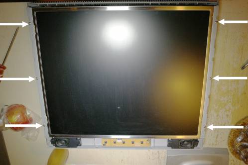 Medion 30919 PO TFT scherm met rand afgenomen en de schroeven van het LCD-paneel zichtbaar en gemarkeerd