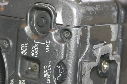 Duidelijke schade aan de voorzijde van een JVC GY DV500 camera