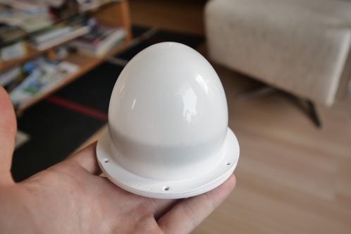 Een wit, ei-vormig kunststof onderdeel uit twee helften met witte semi-transparante kap, licht-eenheid van een Le Zen Lux lamp