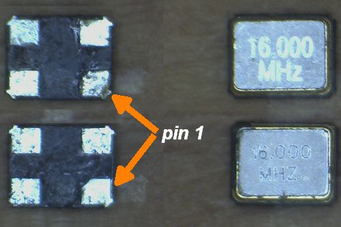Twee zilverkleurige metalen blokjes (bovenkant) met de donkergrijze onderkant met 4 'eilandjes' ter soldering op een print zichtbaar, 16 MHz klokoscillators in 3 x 2,5 mm formaat