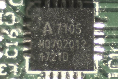 Een klein (4 x 4 millimeter) zwart vierkant blokje met donkergrijze tekst-opdruk, een A7105 RF IC in QFN behuizing
