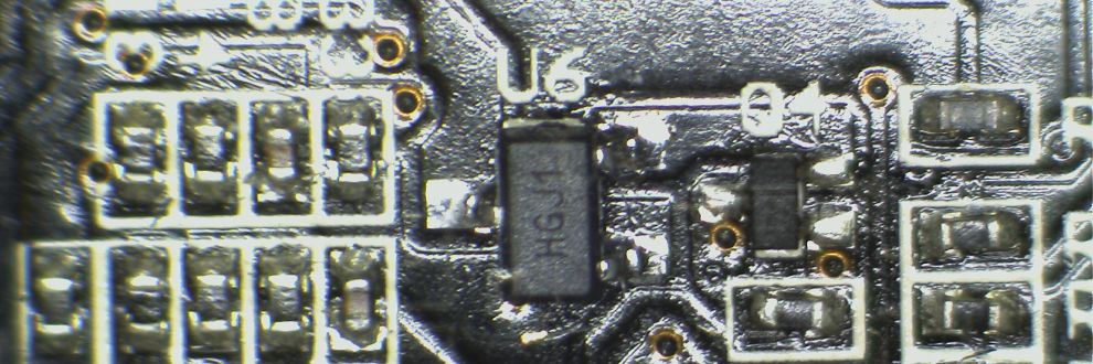 Een zwarte print met SMD-onderdelen in 0402 formaat, een vervangen spanningsregelaar in SOT23 formaat gemarkeerd HGJ1 (MCP1702) en een transistor in onbekend formaat, de hoofdprint van een Patona DMW-BGGH5RC batterygrip, deze spanningsregelaar voedt de ontvangstprint in de grip