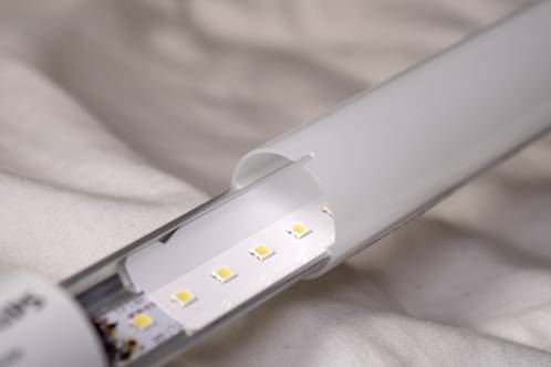 Het koelelement met aangemonteerde SMD-LEDs, uitgeschoven uit de semitransparante kunststof buis van een Philips Master LEDtube