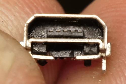 een micro-USB connector na reinigen en ontdaan van tin