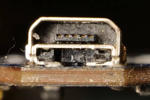 Een micro-USB connector opnieuw gesoldeerd