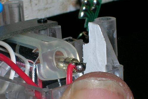 Sunpak Power Zoom 4000AF flitskop gerepareerd met een stukje styreen om de lijmverbinding te verstevigen