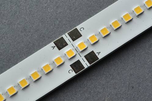 De aluminium LEDstrip met Samsung LM301B SMD LEDs close-up bij een overgang tussen 2 groepen LEDs