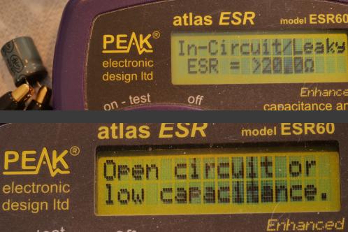 Een groen LCD-display van een paarse Peak Atlas ESR meter toont 'In/circuit/lek ESR > 20 Ohm' aan voor 1 elco en 'Open of lage capaciteit' voor de andere, terwijl beide elco's 470 uF zouden moeten zijn