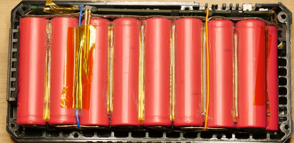 16 bij elkaar gemonteerde rode 18650 lithium-ion accu cellen in een Bebob V90RM V-mount accu