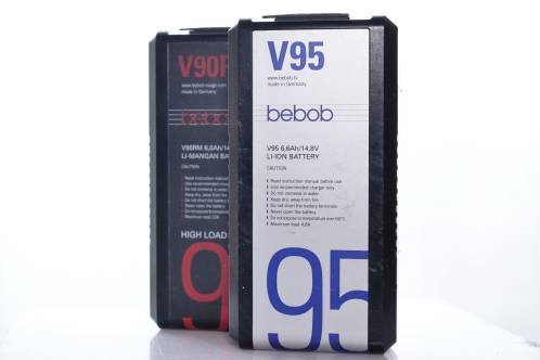 Een Bebob V90RM en V95 V-mount accu naast elkaar