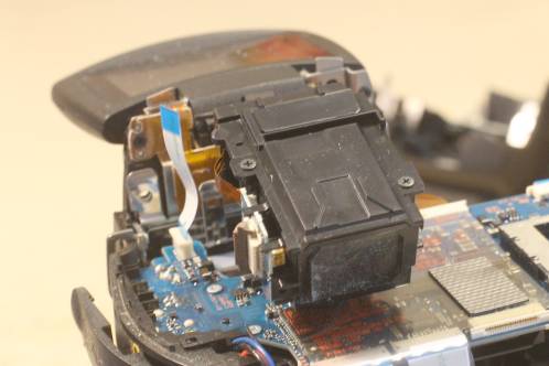 De zoeker van de Sony DSC-R1 losgemaakt om bij het scherm te kunnen