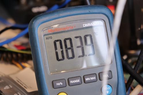 Een multimeter die bijna 84 graden aangeeft als temperatuur van een transistor
