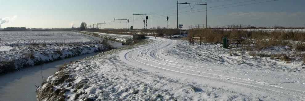 Winterse omstandigheden ter hoogte van de spoorwegovergang in het Wormerpad te Noord Holland